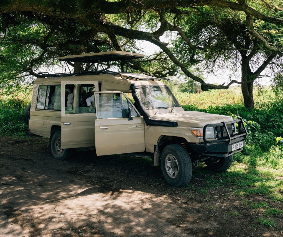 Weekly U.S. economic and market calendar highlighting ISM Manufacturing, Job Openings, ADP Employment, and the Jobs Report ahead of the Federal Reserve’s September 17, 2025, policy meeting. Includes corporate earnings from Salesforce (CRM) and Broadcom (AVGO).